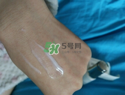olay淡斑小白瓶和olay光感小白瓶哪個(gè)好？