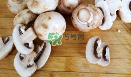 口蘑里面是黑色正常嗎？口蘑需要焯水嗎