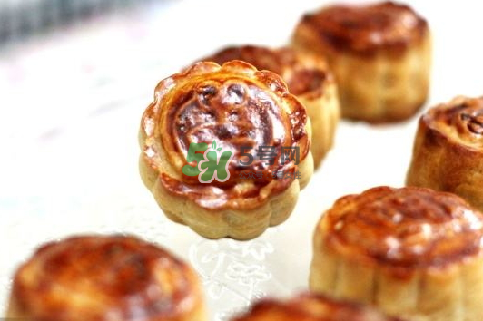 月餅烤裂了什么原因？月餅烤的時(shí)候?yàn)槭裁磿?huì)變形？