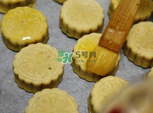 烤月餅刷蛋液還是蛋黃？月餅刷蛋液是全蛋液嗎？