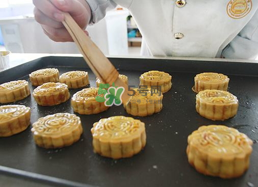 烤月餅刷蛋液還是蛋黃？月餅刷蛋液是全蛋液嗎？