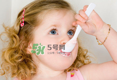 一歲后的寶寶如何喂養(yǎng)？寶寶喝牛奶好嗎？