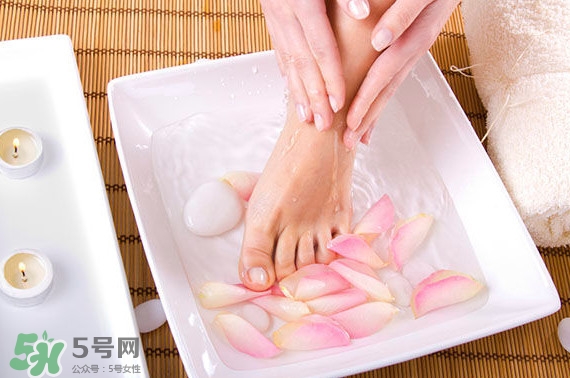 醋泡腳能治療灰指甲嗎？醋泡腳能治足跟痛嗎