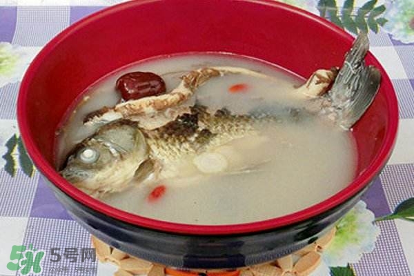 產(chǎn)婦鯽魚湯什么時候喝？產(chǎn)婦鯽魚湯放調(diào)料嗎？