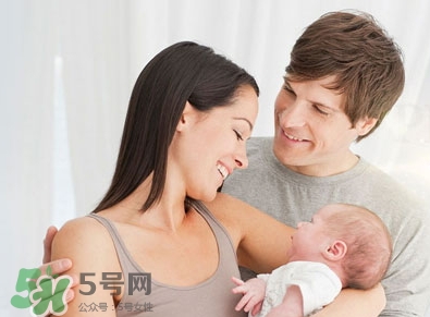 抱新生兒可以晃動嗎？抱新生兒的正確方法圖