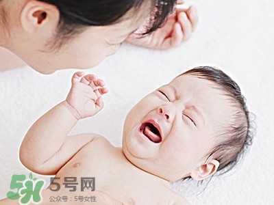 寶寶驚跳是什么癥狀？寶寶驚跳反應(yīng)怎么安撫？