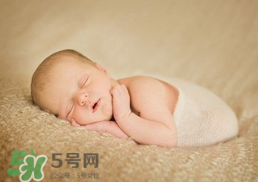 剪臍帶時(shí)寶寶會(huì)不會(huì)疼？剪臍帶寶寶疼嗎？