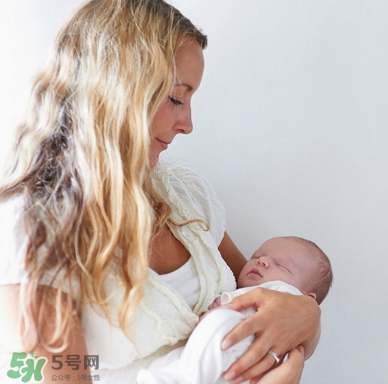 新生寶寶怎么抱？新生寶寶可以豎著抱嗎？