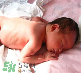 寶寶曬太陽后出濕疹正常嗎？寶寶曬太陽會出濕疹嗎？
