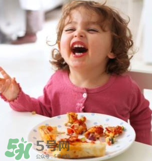 怎么培養(yǎng)寶寶自己吃飯？如何培養(yǎng)寶寶自己吃飯