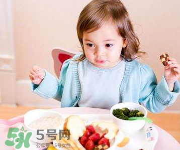 怎么培養(yǎng)寶寶自己吃飯？如何培養(yǎng)寶寶自己吃飯