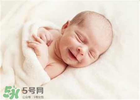 寶寶驚跳是什么癥狀？寶寶驚跳反應(yīng)怎么安撫？