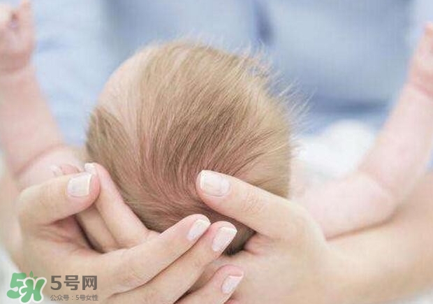 新生寶寶幾個(gè)月可以豎著抱？寶寶豎著抱的正確姿勢