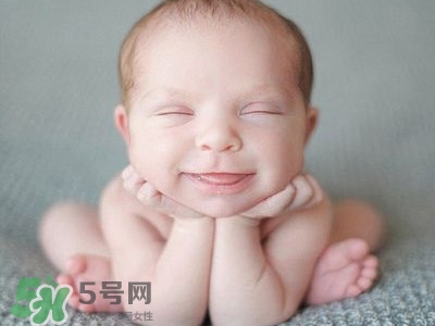 寶寶剛出生可以喝奶粉嗎？剛出生的寶寶喝多少奶粉？