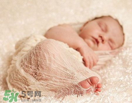 寶寶剛出生可以喝奶粉嗎？剛出生的寶寶喝多少奶粉？