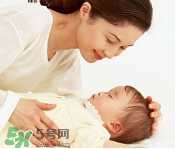 寶寶驚跳是什么癥狀？寶寶驚跳反應(yīng)怎么安撫？