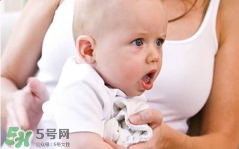 新生兒吐奶是什么原因？新生兒吐奶從鼻子出來怎么回事？