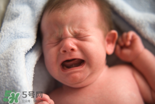 寶寶驚厥是什么癥狀？如何區(qū)別寶寶驚厥和驚跳？