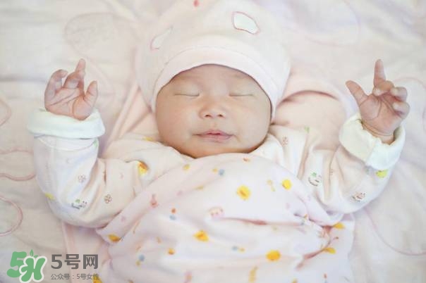 寶寶剛出生可以喝奶粉嗎？剛出生的寶寶喝多少奶粉？