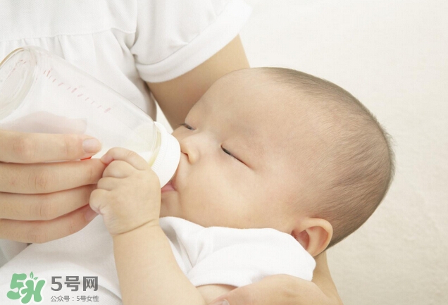 新生兒吐奶是什么原因？新生兒吐奶從鼻子出來怎么回事？