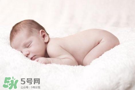 寶寶驚跳是什么癥狀？寶寶驚跳反應(yīng)怎么安撫？
