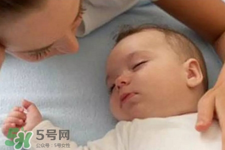 寶寶驚跳反應(yīng)什么時(shí)候消失？寶寶驚跳反射太頻繁怎么辦？