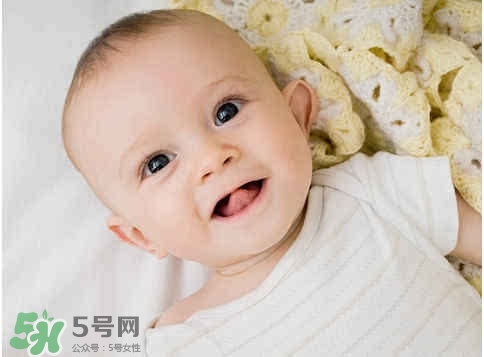 寶寶剛出生可以喝奶粉嗎？剛出生的寶寶喝多少奶粉？