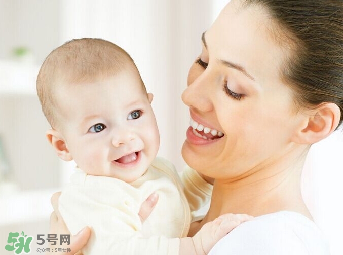 新生寶寶幾個(gè)月可以豎著抱？寶寶豎著抱的正確姿勢