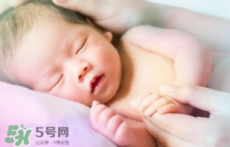 新生寶寶幾個(gè)月可以豎著抱？寶寶豎著抱的正確姿勢