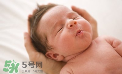 新生兒吐奶是什么原因？新生兒吐奶從鼻子出來怎么回事？