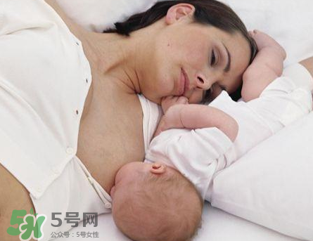 新生兒嗜睡吃奶量少要緊嗎？新生兒吃奶量少怎么辦？