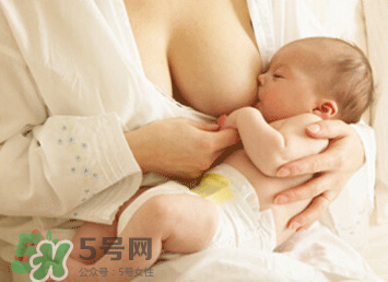 新生兒嗜睡吃奶量少要緊嗎？新生兒吃奶量少怎么辦？