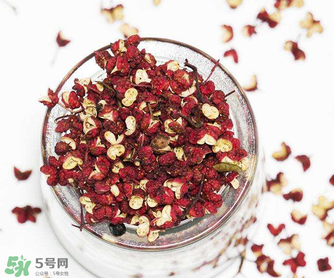 花椒泡腳能治白發(fā)嗎？花椒泡腳白發(fā)能轉(zhuǎn)黑嗎？