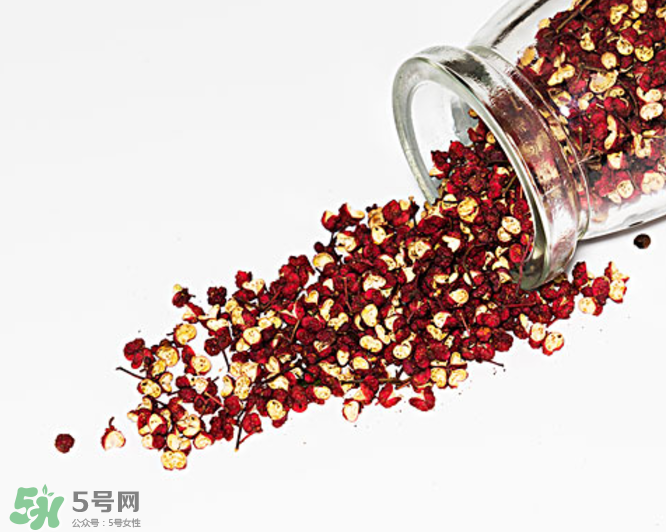 花椒泡腳能治白發(fā)嗎？花椒泡腳白發(fā)能轉(zhuǎn)黑嗎？