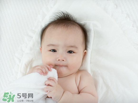 嬰兒幾個月可以做寶寶椅？嬰兒安全椅安裝方法