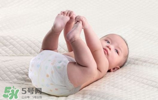 新生兒一天用多少尿不濕？新生兒尿不濕買多大的？