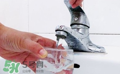 自來(lái)水為什么不能直接喝？自來(lái)水洗過(guò)的水果為什么可以吃？