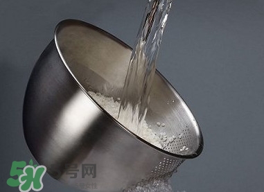 自來(lái)水為什么不能直接喝？自來(lái)水洗過(guò)的水果為什么可以吃？