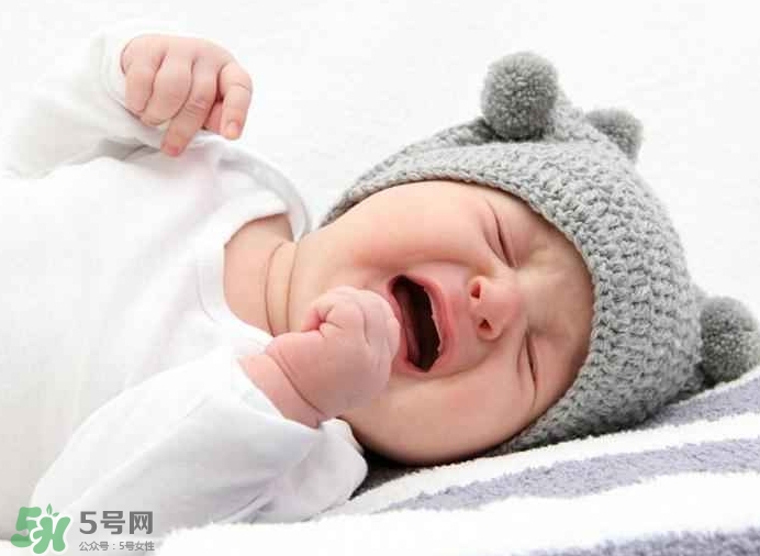 寶寶晚上哭鬧是怎么回事？寶寶晚上哭鬧不睡覺怎么辦？