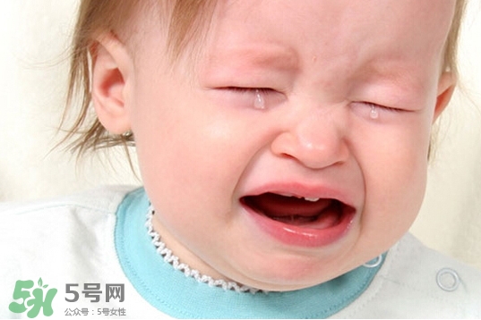 寶寶晚上哭鬧是怎么回事？寶寶晚上哭鬧不睡覺怎么辦？