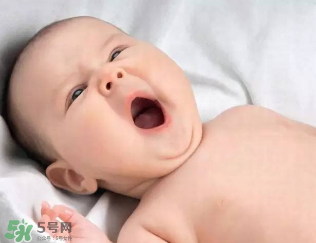 寶寶晚上哭鬧是怎么回事？寶寶晚上哭鬧不睡覺怎么辦？