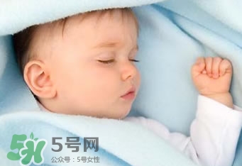 寶寶睡覺出汗多是什么原因？寶寶睡覺的常見誤區(qū)