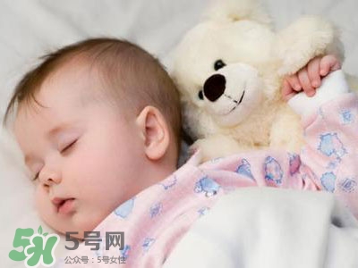 寶寶睡覺出汗多還要蓋被嗎？寶寶睡覺出汗多怎么辦？