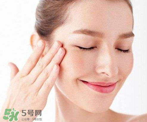 光擦保濕型化妝水就能有效保濕?怎樣正確的使用化妝水？