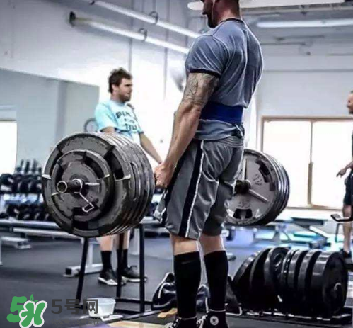 硬拉能練腹肌嗎？硬拉可以練腹肌嗎？