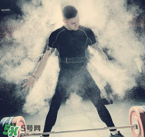 硬拉能練腹肌嗎？硬拉可以練腹肌嗎？