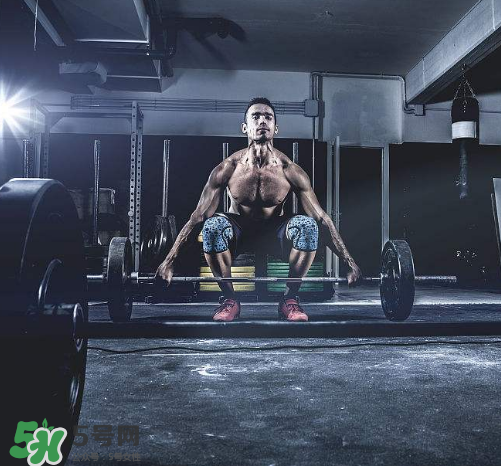 硬拉能練腹肌嗎？硬拉可以練腹肌嗎？