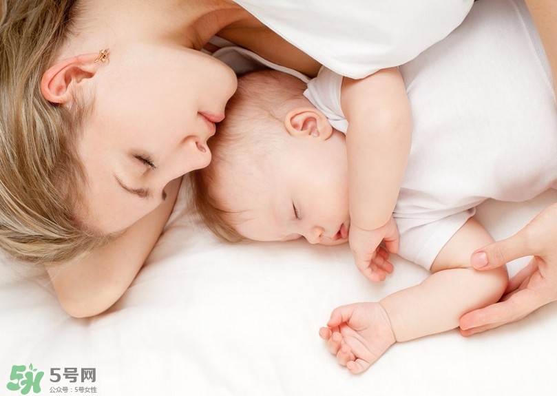 母乳喂養(yǎng)的寶寶需要喂水嗎？母乳喂養(yǎng)的重要性