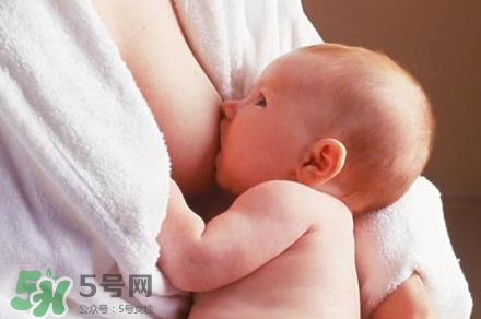 母乳喂養(yǎng)的寶寶大便怎樣正常？母乳喂養(yǎng)的寶寶需要補(bǔ)鈣嗎？