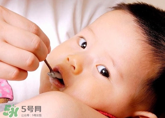 母乳喂養(yǎng)胸部會變形嗎？如何避免產(chǎn)后乳房變形？